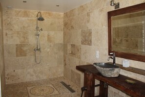 Regadera y secadora de cabello
