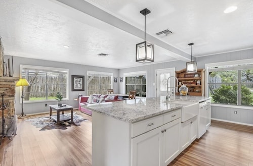 Wimberley Country Home- Secluded Privacy Near the Square!!