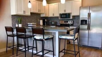 Refrigerador, microondas, licuadora, utensilios de cocina