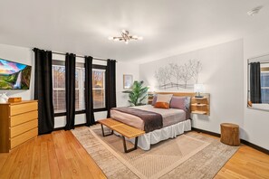 2 habitaciones, escritorio y tabla de planchar con plancha