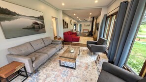 Smart TV, chimenea, futbolito y estéreo 