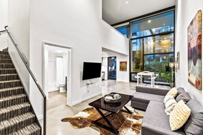 Classic-Apartment, 1 Schlafzimmer | Wohnzimmer | 40-Zoll-Smart-TV mit Digitalempfang, Fernseher