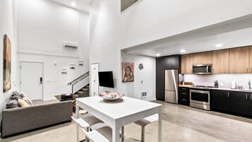 Classic Apartment, 1 Bedroom | Dining room