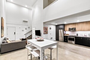 Classic Apartment, 1 Bedroom | Dining room