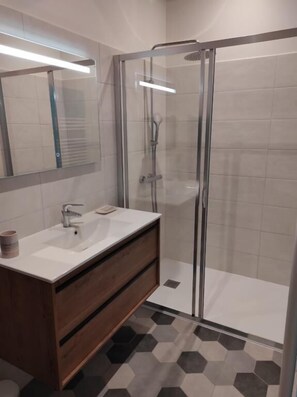 Ducha, artículos de tocador gratuitos, secador de pelo, toallas
