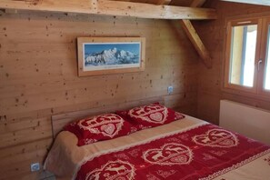 2 bedrooms, travel cot, free WiFi, bed sheets