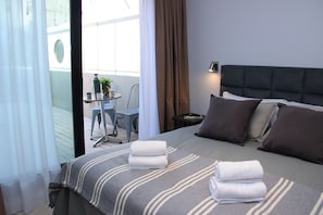 Apartament, 1 dormitori, balcó | Caixa forta a l'habitació, wifi gratuïta i roba de llit