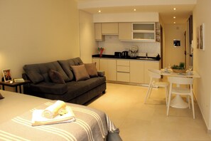 Estúdio | Cofres nos quartos, Wi-Fi de cortesia, roupa de cama