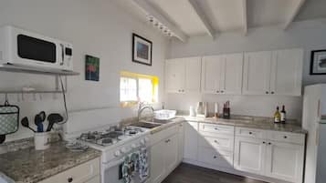 冰箱、微波炉、烤箱、炉灶