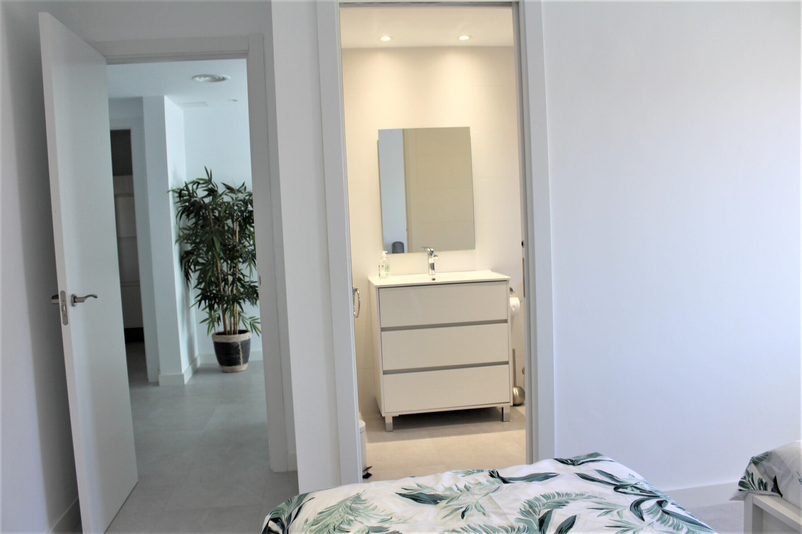 4 slaapkamers, een bureau, een strijkplank/strijkijzer, reisbedje