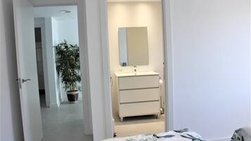 4 slaapkamers, een bureau, een strijkplank/strijkijzer, reisbedje