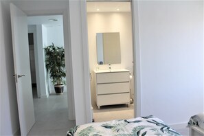 4 bedrooms, desk, iron/ironing board, travel cot