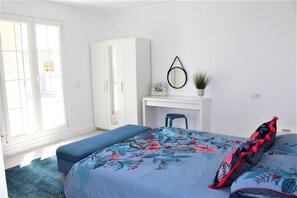 4 chambres, bureau, fer et planche à repasser, lit de bébé portatif