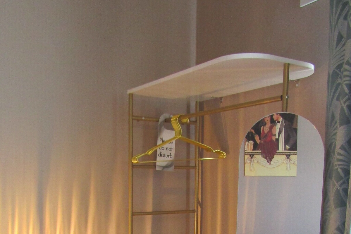 بديكورات فريدة لكل غرفة وطراز فريد لكل وحدة ومكواة/لوح كي