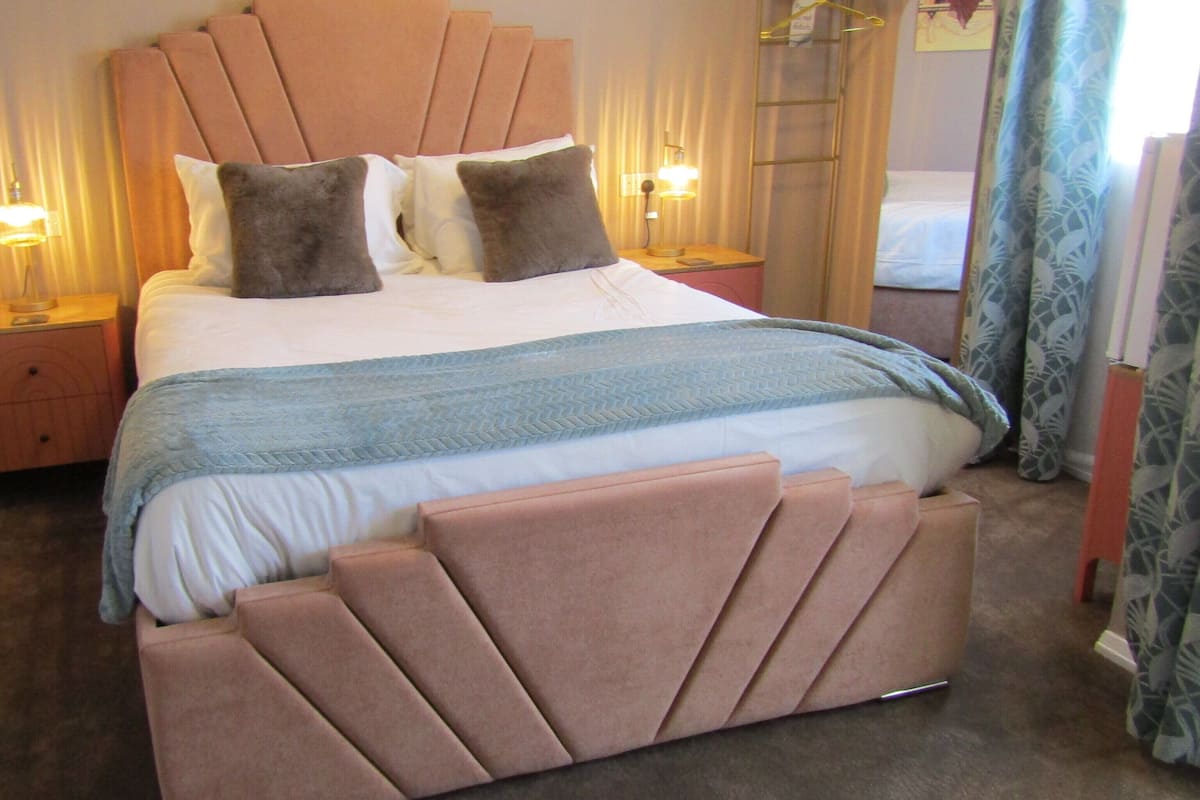 بديكورات فريدة لكل غرفة وطراز فريد لكل وحدة ومكواة/لوح كي