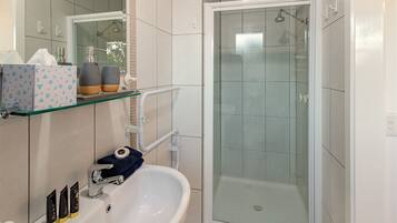 Ducha, secador de pelo, toallas, jabón