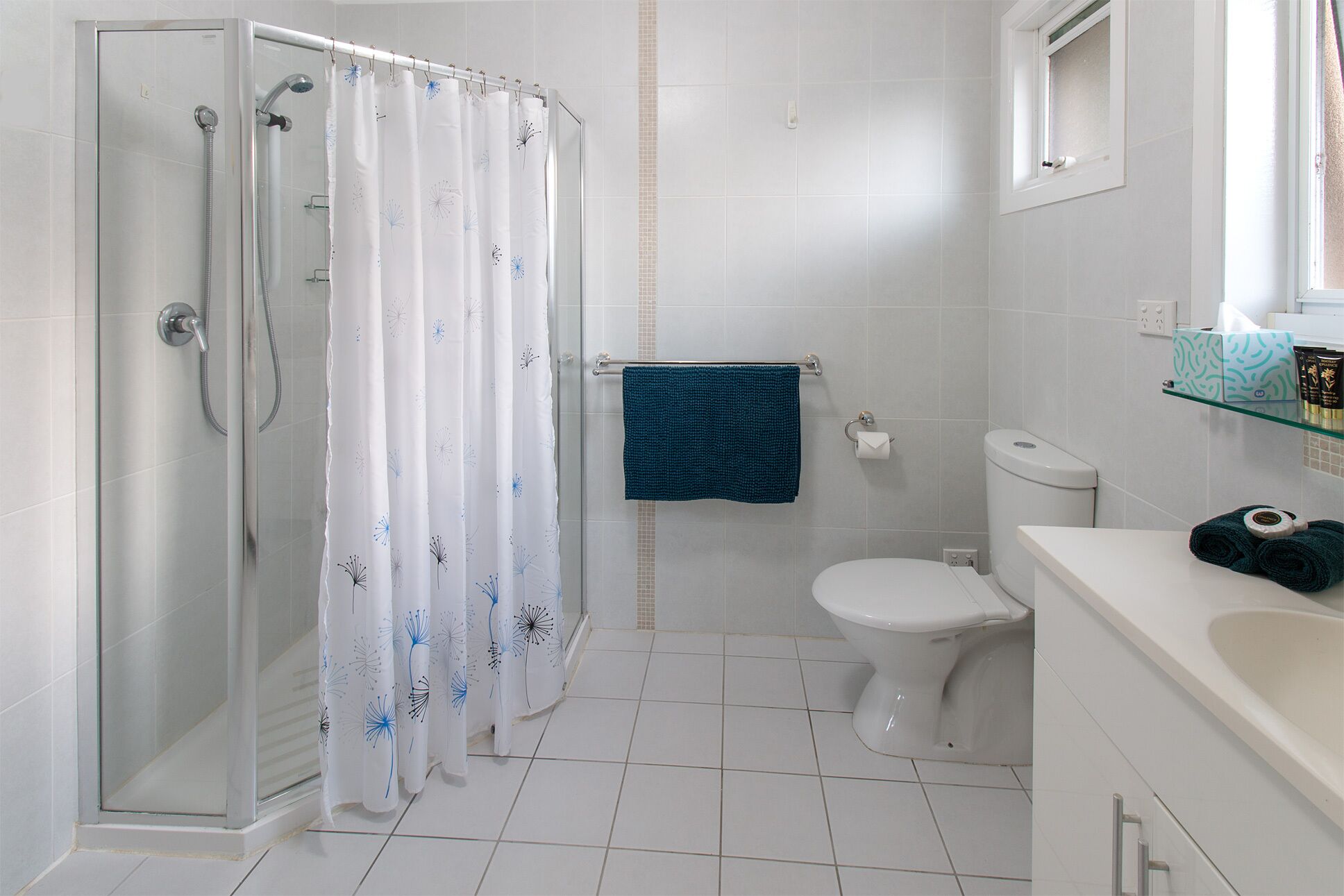 淋浴设施、吹风机、毛巾、肥皂