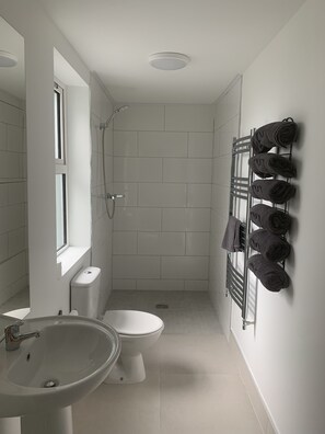 Dusch, hårtork, handdukar och tvål