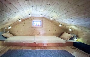3 habitaciones, cuna de viaje y ropa de cama 