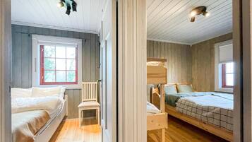 3 bedrooms, travel crib, bed sheets