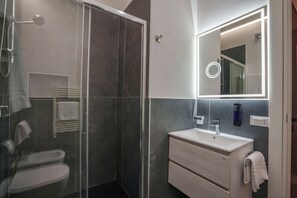 Bruser, hårtørrer, bidet, håndklæder