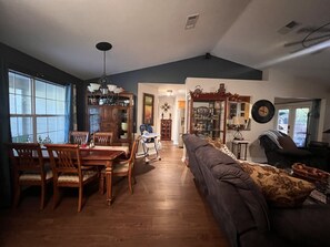 Smart TV, fireplace, video games, DVD player - Perfect HAVEN paradise! Location, fenced, handicapped,Kayaks,Pets, Dive and kids (High Springs)