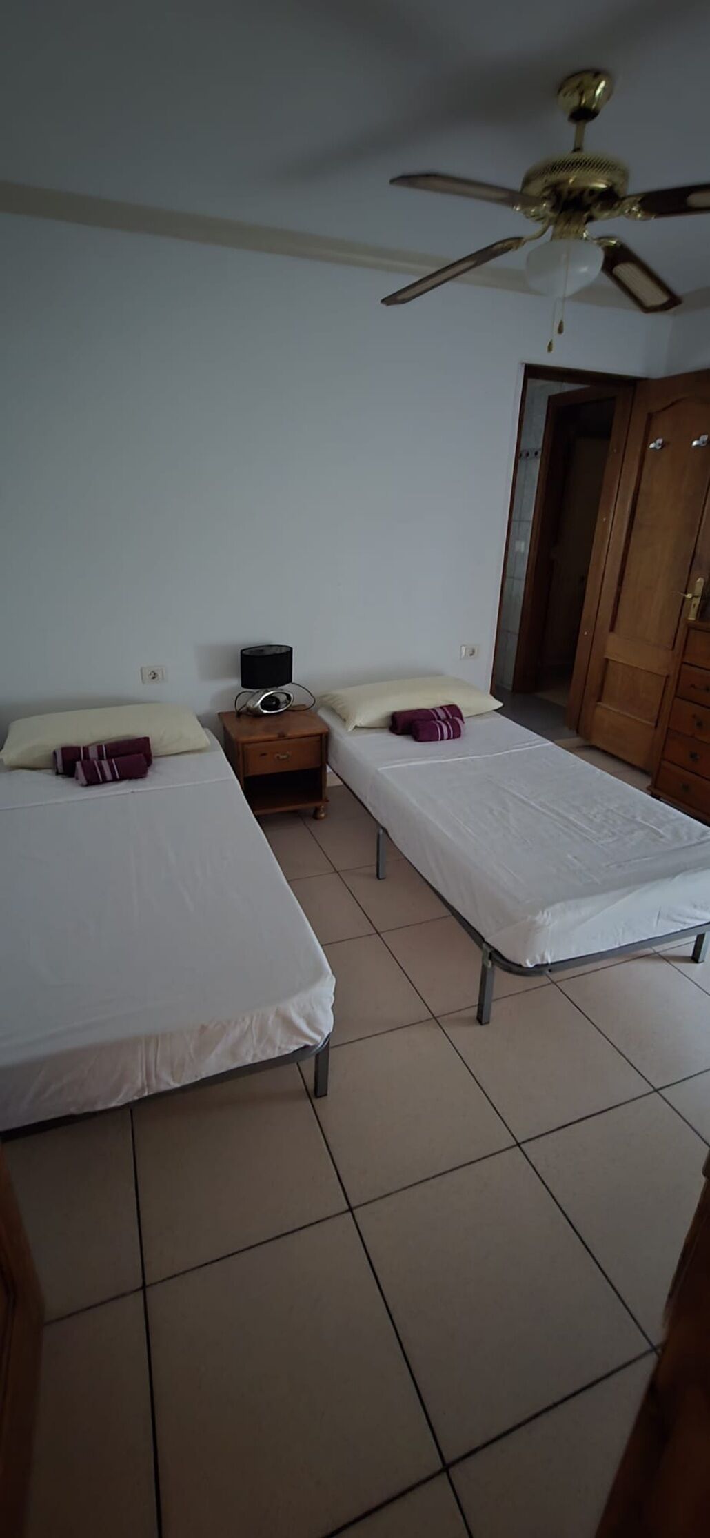 3 dormitorios, tabla de planchar con plancha, cuna de viaje