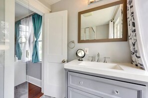 مجففات شعر، مناشف، صابون، شامبو