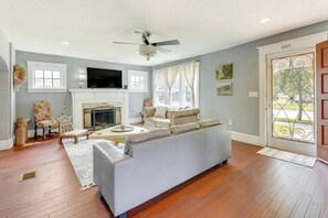 Smart TV - 3-bed Historic home minutes to EverBank Stadium in Springfield  (Jacksonville)