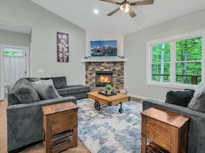 Smart TV, caminetto, libri