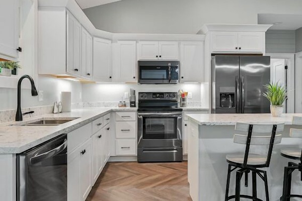 Réfrigérateur, micro-ondes, four, plaque de cuisson