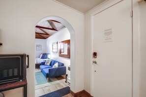 Interior - Cozy Beach Studio – Sleeps 2, Walk to Ocean (San Diego)