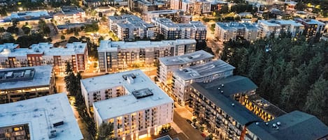 Vista aérea de una zona residencial con varios edificios de apartamentos, calles y zonas verdes.