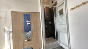 Habitació prèmium | Bany | Dutxa, assecador de cabells, sabatilles i tovalloles