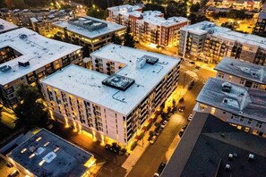 Exterior - Airy and Open Corner Loft - 92 Walkscore (Redmond)
