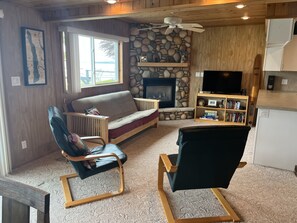 Smart-TV, Kamin, DVD-Player, Bücher