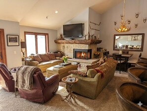 Smart TV, fireplace, books - Huge 4BR, Upstairs Den, Hot Tub & Free Shuttle Minutes to Deer Valley Ski Resort (Park City)