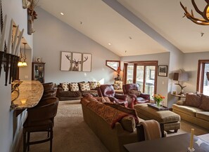 Smart TV, fireplace, books - Huge 4BR, Upstairs Den, Hot Tub & Free Shuttle Minutes to Deer Valley Ski Resort (Park City)