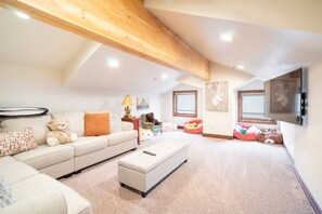 Smart TV, fireplace, books - Huge 4BR, Upstairs Den, Hot Tub & Free Shuttle Minutes to Deer Valley Ski Resort (Park City)