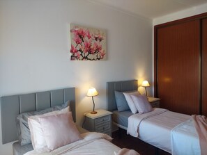 5 chambres, coffres-forts dans les chambres, fer et planche à repasser