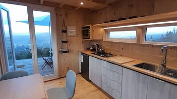 Kühlschrank, Ofen, Herdplatte, Kochgeschirr/Geschirr/Besteck