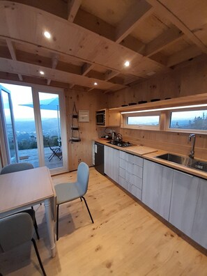 Kjøleskap, ovn, kokeplater og kjøkkenutstyr