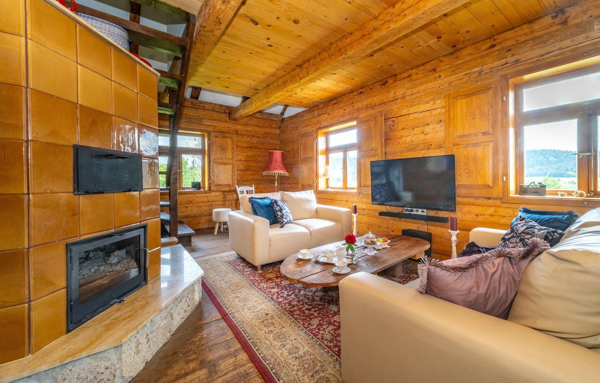 Een smart-tv, een open haard en een stereo