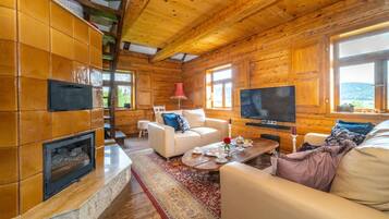 Een smart-tv, een open haard en een stereo