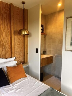 2 bedrooms, iron/ironing board, travel cot, free WiFi