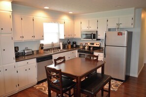 冰箱、微波炉、烤箱、炉灶