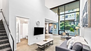 Classic Apartment | Living room - Open Loft in Redmond Core - 92 Walkscore (Redmond)