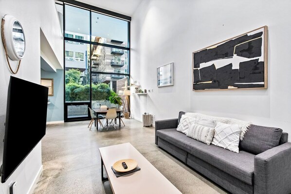 Klassiek appartement | Woonkamer | Een 40-inch smart-tv met digitale zenders en televisie
