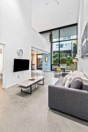 Klassiek appartement | Woonruimte | Een 40-inch smart-tv met digitale zenders en televisie