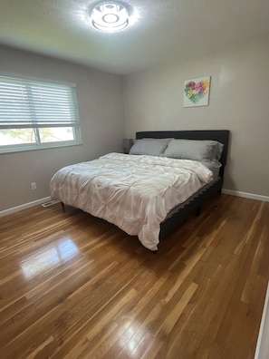 3 slaapkamers, een strijkplank/strijkijzer, gratis wifi, beddengoed